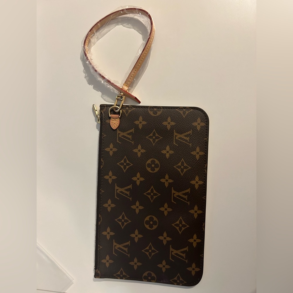 LV Pochette